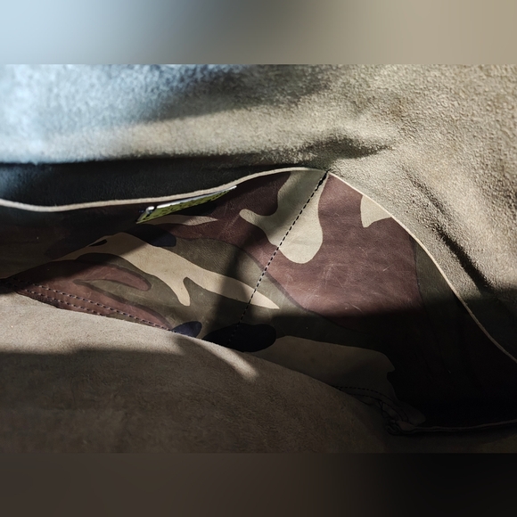 Camouflage Crossbody Bag - Picture 4 of 6